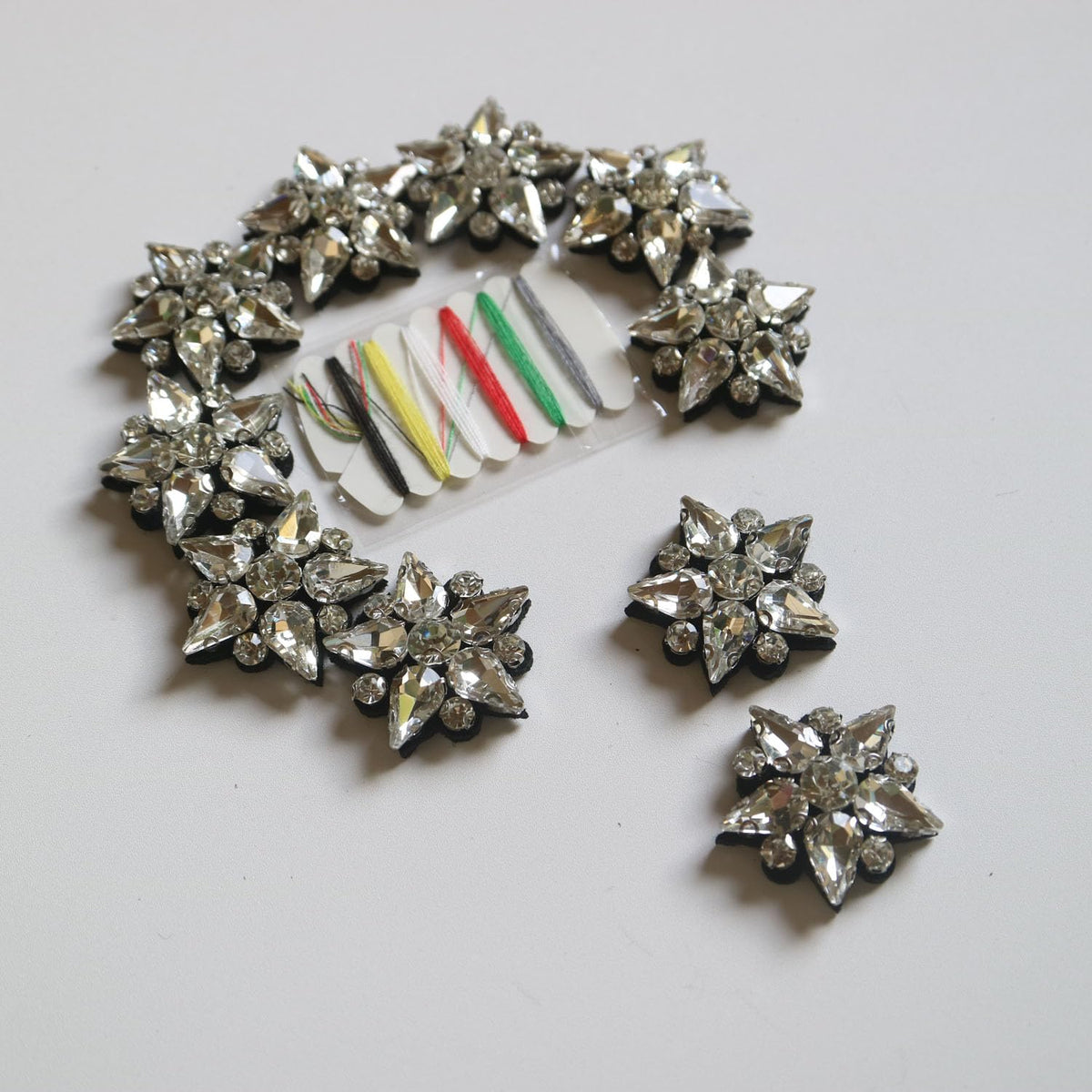 DIY 5pc/lot Handmade Sewing Flower Rhinestone Patches Beaded Embroidery Heart Patches for Clothes Applique parches Crafts Badges