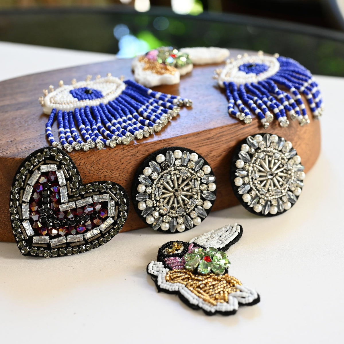 DIY 5pc/lot Handmade Sewing Flower Rhinestone Patches Beaded Embroidery Heart Patches for Clothes Applique parches Crafts Badges
